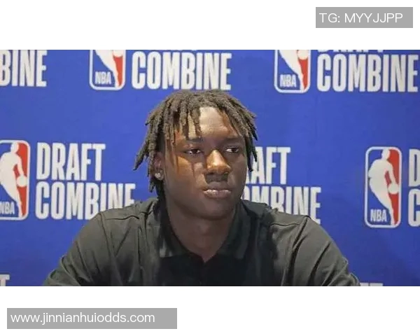 字母哥助蒂耶罗获得比赛用球詹姆斯为其点赞裁判为何纠结不已