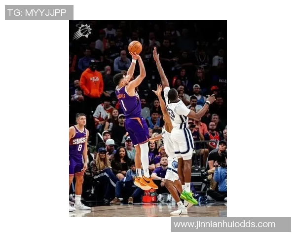 布克上半场火力全开三分球三记助力球队表现出色拿下11分3篮板3助攻1抢断