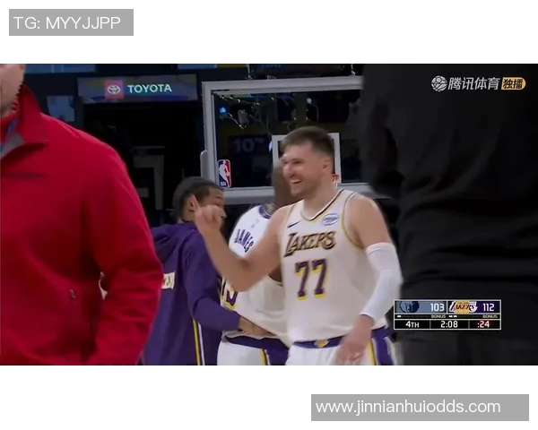 老詹开心点赞东契奇罚球失手未能达成50分替补席队友乐开怀