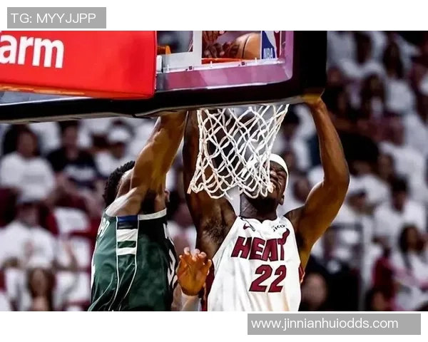 鲍威尔半场表现出色9投4中砍下15分助力球队取得领先优势